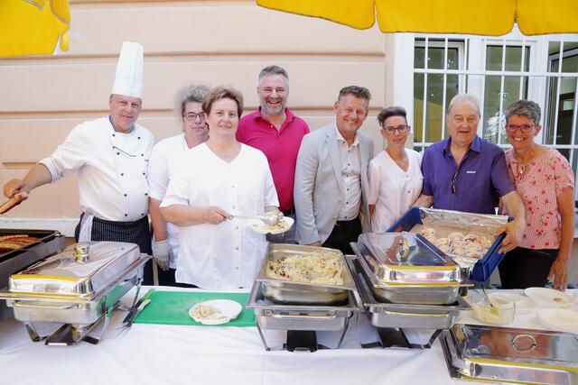 Sozialreferent Bürgermeister Christian Scheider mit den Mitarbeiterinnen der Volksküche sowie Adolf Kulterer (Feine Küche Kulterer) und Thomas Truppe (Morle Eis)  | Foto: StatKommunikation / Wajand 
