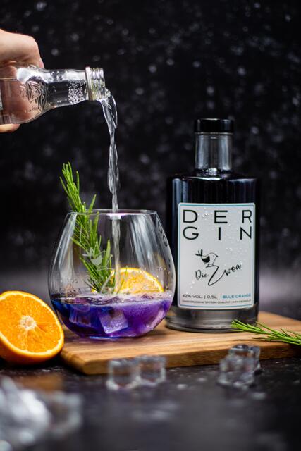 Spektakulär: Der "Blue Orange Gin" verfärbt sich Rosa, wenn er mit Tonic in Berührung kommt. | Foto: DieZwoa