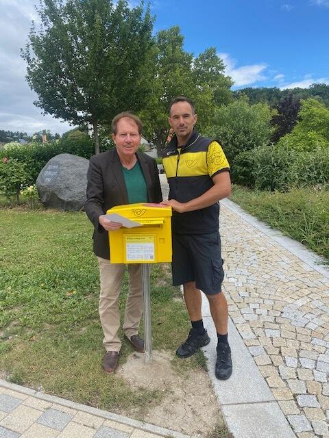 Bürgermeister Matthias Weghofer und Manuel Illedits am neuem Standort | Foto: Gemeinde Wiesen