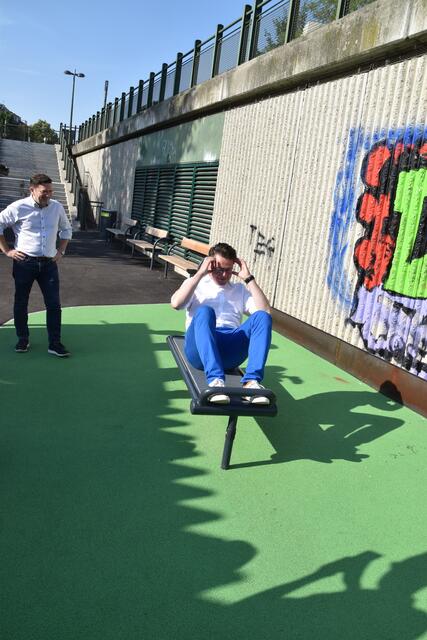 Klimastadtrat Jürgen Czernohorszky probierte auch gleich die Sit-ups-Bank aus.