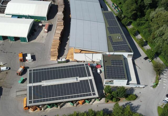 Die Luftaufnahme verdeutlicht das Ausmaß der neuen Photovoltaik-Anlage auf den Dachflächen des Kufsteiner Recyclinghofs.  | Foto: Stadtwerke Kufstein GmbH
