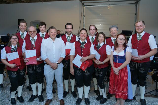 v.l.n.r.: Lisa Obermair, Obmann Roman Harrer, Herbert Mallinger, Markus Oberroither, Bürgermeister Klaus Bachmair, Johannes Lehner, Obfrau Andrea Horninger, Andreas Kroißböck, Silvia Kirchberger, Johann Bachleitner, Romana Hochfellner-Forster (OÖBV), Daniel Horninger | Foto: (c) Musikverein Kematen am Innbach