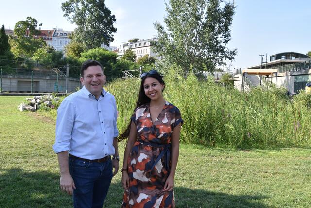 Stolz auf das tolle Ergebnis des Jugendplatzes Schedifkaplatz zeigen sich Jugendbeauftragte Eiman Mahmoud und Bezirksvorsteher Wilfried Zankl.