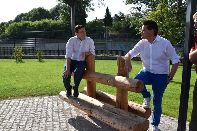Im Schattenberich der Jugendzone tauschten Klimastadtrat Jürgen Czernohorszky und Bezirksvorsteher Wilfried Zankl Ideen aus.