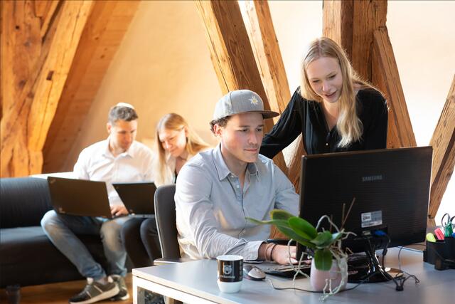 Salzburger Unternehmen suchen IT-Nachwuchskräfte. Mit der Übernahme der Studiengebühr wollen sie Studienanfänger*innen unterstützen und zugleich motivieren, sich für ein IT-Studium in Salzburg zu entscheiden. | Foto: FH Salzburg/Simon Back