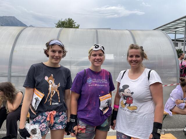 Leah, Elena und Franziska machen sich dann auch schon mal auf den 17 Kilometer langen weg ins Bett. | Foto: Michael Steger