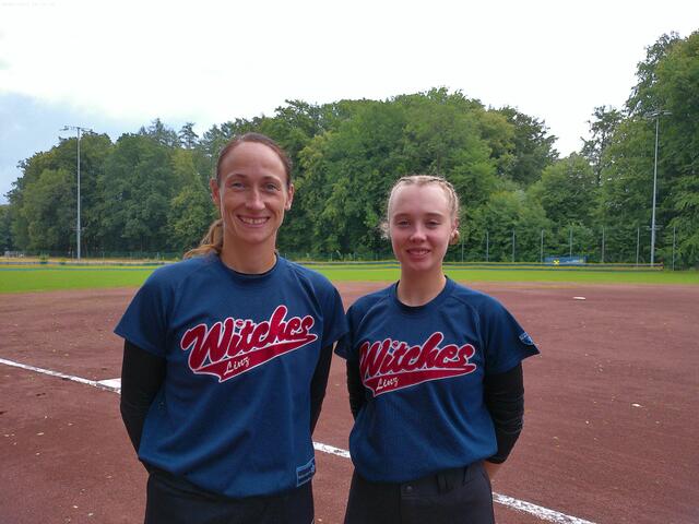 Die Witches Linz-Spielerinnen Martina Lackner-Keil und Miriam Gubo kämpfen ab Sonntag um den Aufstieg in die Top 12 der Softball-Europameisterschaften. | Foto: WitchesLinz