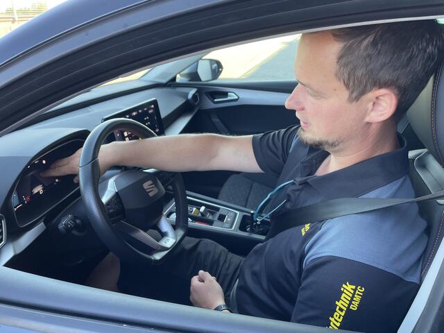 Matthias Kaiser erklärt das Auto