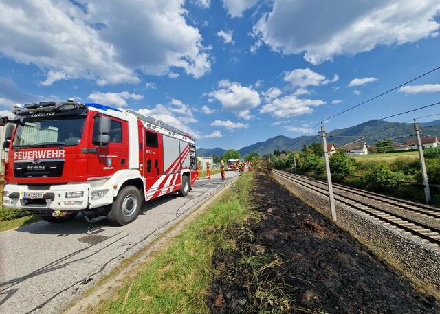 Zwischen Krieglach und Kindberg wurden mehrere Bahndammbrände ausgelöst. Grund dürfte ein Funkenflug eines Güterzuges gewesen sein, bei dem es eine Bremsstörung gab. | Foto: BFVMZ