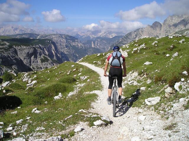 Den Trendsport zu fördern, ist ein Ziel des Österreichischen Alpenvereins. Allerdings gibt es auch Konfliktpotenzial zwischen Mountainbikern, Wanderern, Grundeigentümern, Wegehaltern und anderen Lebensraumpartnern. | Foto: Pixabay/Simon (Symbolbild)
