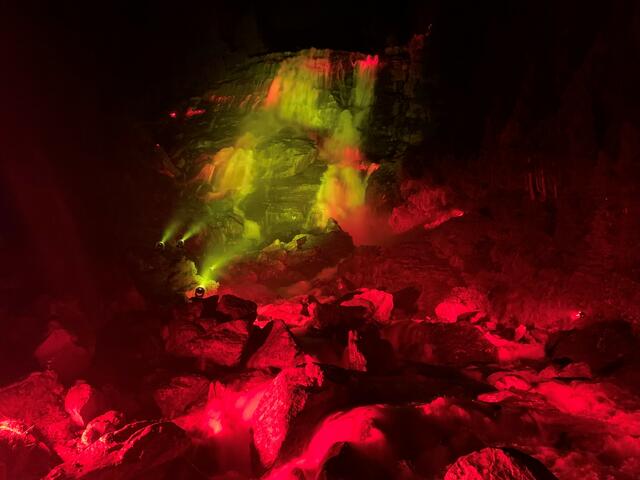 Stimmungsvoll: Der beleuchtete Grawa Wasserfall bei der Genusswandernacht | Foto: TVB Stubai