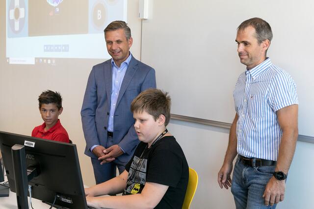 Jugend-Landesrat Wolfgang Hattmannsdorfer (links) und der IT-Leiter der Count-IT-Group, Markus Szöky (rechts), beim Digi-Camp in Hagenberg. | Foto: Land OÖ/ Margot Haag