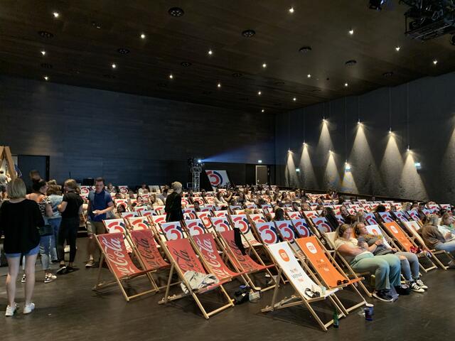 Vor Filmstart versorgten sich die Gäste noch mit Drinks &amp; PopCorn. | Foto: Christoph Klausner