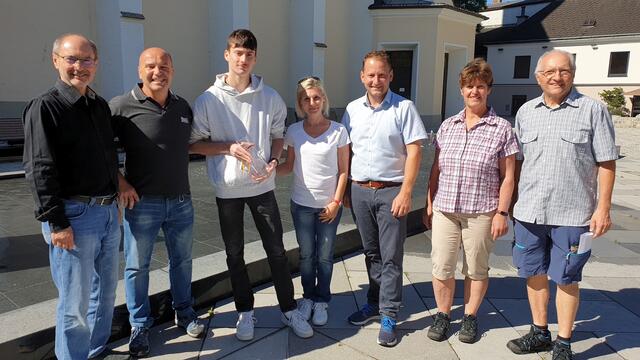 Pfarrer Franz Kronister, Angelo Medri, Enrico Mazzani mit Mutter Morena, Bürgermeister Harald Riemer sowie Hildegard und Franz Wiesenhofer
 | Foto: Erlauftaler Bildungskreis