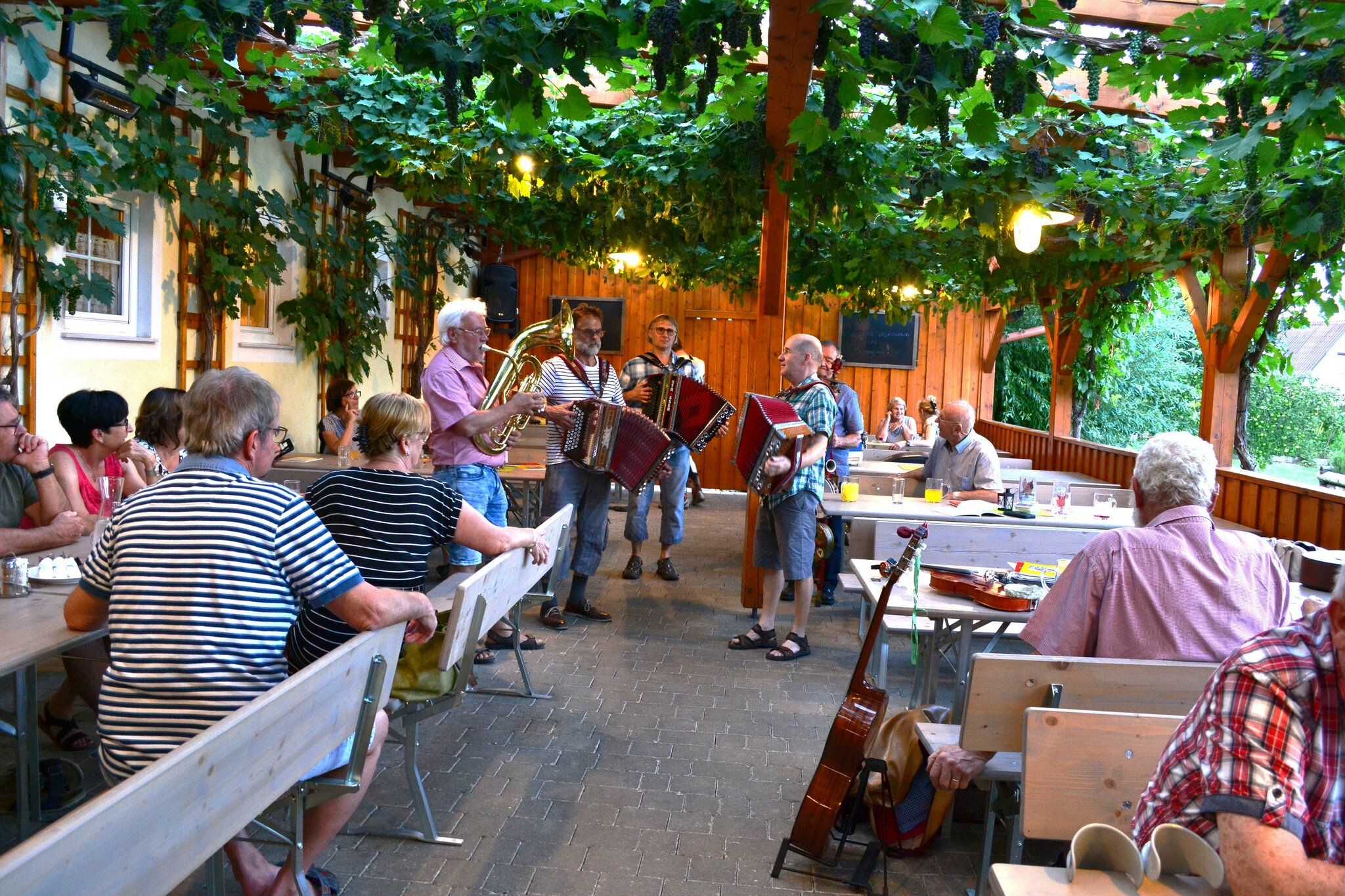 Fulminanter Sänger und Musikantenstammtisch bei hochsommerlichem
