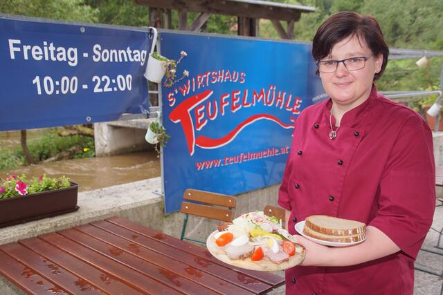 Die Teufelmühle-Wirtin Ursula Rockenschaub serviert ihren Gästen gerne eine Teufelmühler Bretteljause. | Foto: Helmut Eder