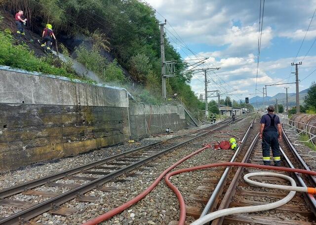 Der Bahnhofsbereich in St. Barbara-Wartberg. Auch hier waren die Feuerwehren im Einsatz. Sie mussten den angrenzenden Wald vor dem Bahndammbrand schützen. | Foto: BFVMZ