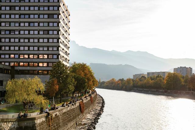 Die Innpromenade lädt ein, laue Sommerabende am Flussufer des Inns ausklingen zu lassen und die hitzige Jahreszeit zu genießen. | Foto: Innsbruck Tourismus