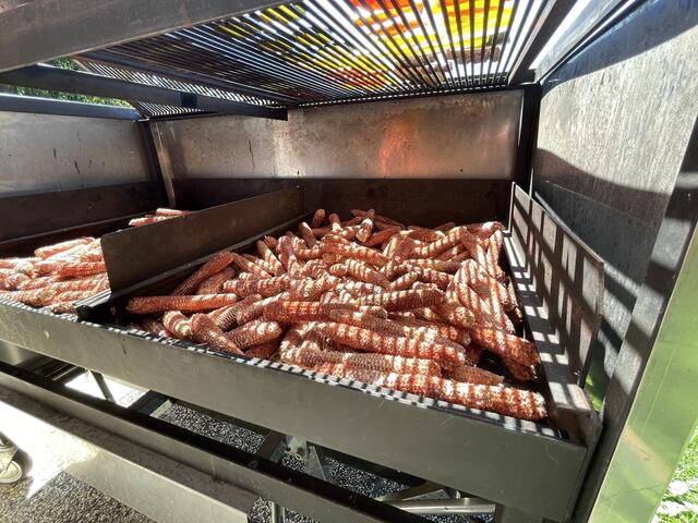 Noch ein ungewohnter Anblick – die Maisspindel im Grill.  | Foto: RegionalMedien