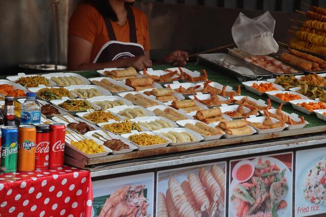 So verlockend die exotischen Speisen auch sein mögen: Auf dem Essen können Keime wie Hepatitis-A-Viren lauern. | Foto: M_Lemm/Shutterstock.com
