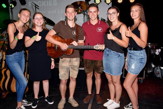 Gestartet wurden die Zeltnächte mit den Music Linked, Philipp und Fabian Wurzer aus Waldhausen. Sie brachten zahlreiche Fans mit. | Foto: Zinterhof