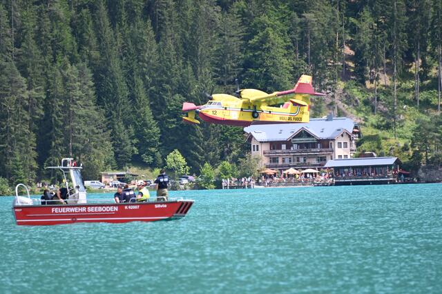 Spektakulär: Einer der beiden Löschflieger ganz knapp über dem Weissensee. | Foto: MeinBezirk.at