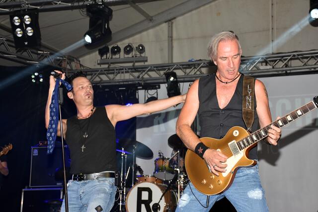 Zur mitternächtlicher Stunde ging dann mit Roman Rockenschaub und seiner Band die Post ab.  | Foto: Zinterhof