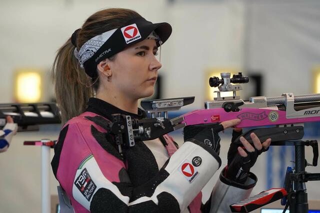 Jasmin Kitzbichler holte mit dem Luftgewehr in der Frauenklasse die Silbermedaille. | Foto: Arge Alp München