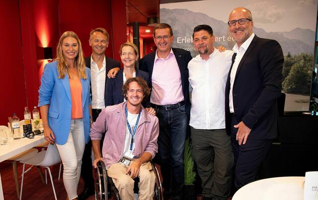 Der beste österreichische Rollstuhl-Tennisspieler Nico Langmann mit Barbara Schett, Werner Pamminger (Business Upper Austria), Sandra Reichel, Landesrtat Markus Achleitner, Starkoch Tim Mälzer und Landessportdirektor Gerhard Rumetshofer (v.li.) | Foto: Land OÖ/Rumetshofer