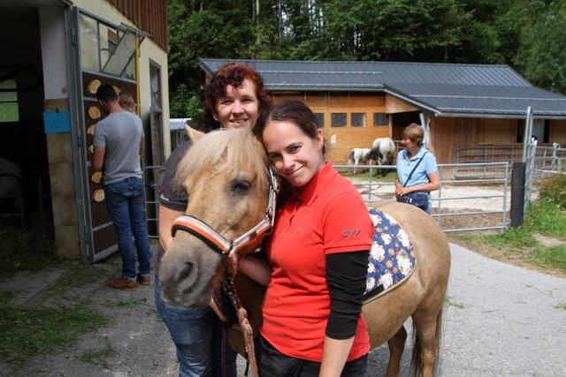 "Balou" wurde von Bea und Kendra umschmeichelt.