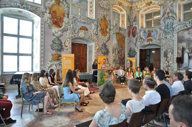 In festlicher Atmosphäre und mit großem Applaus wurden kürzlich bei der akademischen Feier an der KPH Edith Stein am Hochschulstandort Stams an 37 Absolventinnen und Absolventen die Urkunden für das abgeschlossene Lehramt Primarstufe überreicht.  | Foto: dikb
