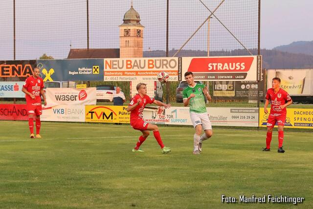 Ein spannendes Match sahen 550 Besucher in der ROBEX-Arena in Pettenbach zwischen Pettenbach und  Micheldorf. Am Ende siegte Micheldorf im Elfmeterschießen mit 4:2. | Foto: Manfred Feichtinger