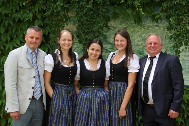 Landtagsabgeordneter Günter Leikam, Maria Weyrer, Franziska Dabernig, Anna Weyrer und Bürgermeister Hans Fugger | Foto: Peter Pugganig