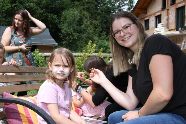 Anna-Lena ließ sich von Angelika Farbe ins Gesicht zaubern.