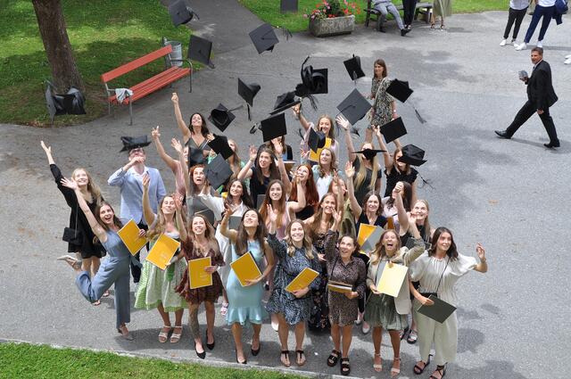 In festlicher Atmosphäre und mit großem Applaus wurden kürzlich bei der akademischen Feier an der KPH Edith Stein am Hochschulstandort Stams an 37 Absolventinnen und Absolventen die Urkunden für das abgeschlossene Lehramt Primarstufe überreicht.  | Foto: dikb