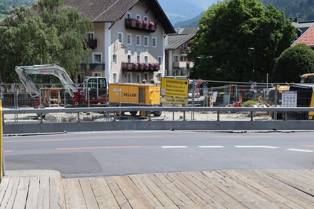 Wer ins Prutzer Dorfzentrum oder ins Kaunertal, nach Fahhen oder Fendels will, muss die Umleitung über die Tiwag-Kreuzung nehmen. | Foto: Ohtmar Kolp