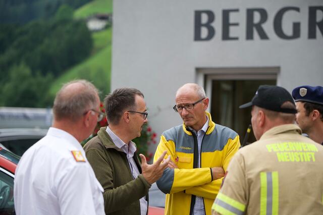 LR Anton Mattle besuchte am Samstag Fulpmes und Neustift – im Bild ist er u.a. mit dem Neustifter Bgm. Andreas Gleirscher und Landesfeuerwehrkommandant Peter Hölzl zu sehen. | Foto: zeitungsfoto.at