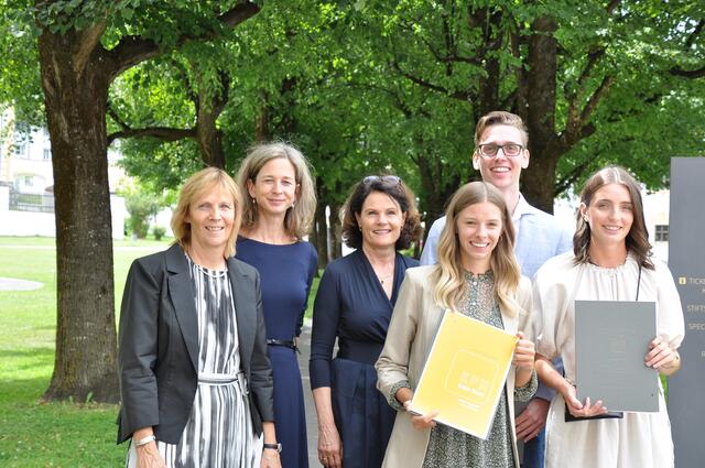 Studierende mit Hochschulratsvorsitzender Maria Plankensteiner-Spiegel und Rektorin Petra Steinmair. | Foto: dikb