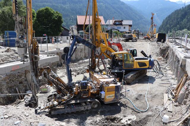 Großbaustelle Unterführung Prutz: Derzeit wird direkt auf der Kreuzung gebaggert. | Foto: Ohtmar Kolp