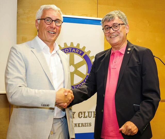 Rudolf Gruber (rechts) übernahm das Präsidentenamt beim Rotary Club Ried von Wolfgang Salhofer. | Foto: RC Ried