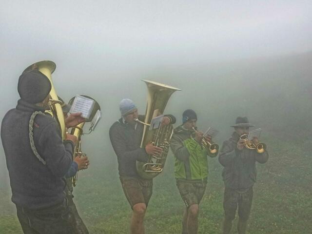 Die Bläsergruppe aus Telfes ließ sich vom Sauwetter nicht beeindrucken und umrahmte die Messe. | Foto: privat