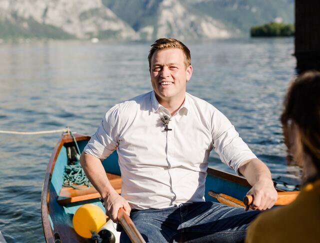 Landesrat Stefan Kaineder bei einer Bootsfahrt im Salzkammergut. | Foto: Land OÖ