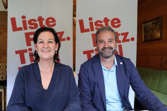 Liste Fritz-Sommertour in Zams: Die Landtagsabgeordneten Andrea Halselwanter-Schneider und Markus Sint. | Foto: Othmar Kolp