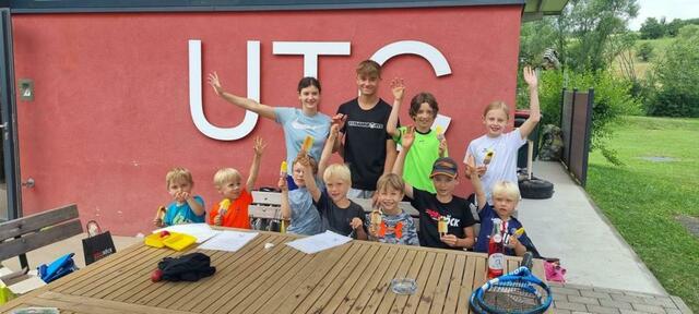 Die Tennis-Übungsleiter Celina Groß (stehend in hellblau) und Maxi Köck (stehend in schwarz) lernten 20 Kindern das Tennis spielen. | Foto: UTC Pischelsdorf