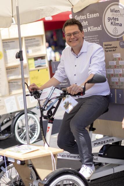 Klimastadtrat Jürgen Czernohorszky (SPÖ) testet das E-Lastenrad der Wiener Klima-Tour. | Foto: Bubu Dujmic/PID