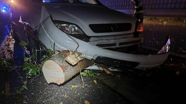Die Baumteile auf der Autobahn führten zu einem Verkehrsunfall mit zwei Fahrzeugen. | Foto: BI d.V. Ing. Patrick Friedl, BFV Weiz