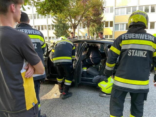 Mithilfe eines Federkörners wurde eine Autoscheibe entfernt. | Foto: BId.F. Martin Fürnschuß