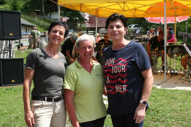 Das Führungsteam des Vereins Mühlendorf Gschnitz Roswitha, Vroni und Elisabeth freut sich über zahlreiche Besucher.  | Foto: Mair