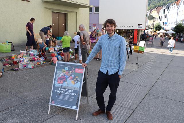 Erfolgreiche Premiere: Talkesselmanager Schweiger beim Landecker Kinderflohmarkt. | Foto: Othmar Kolp