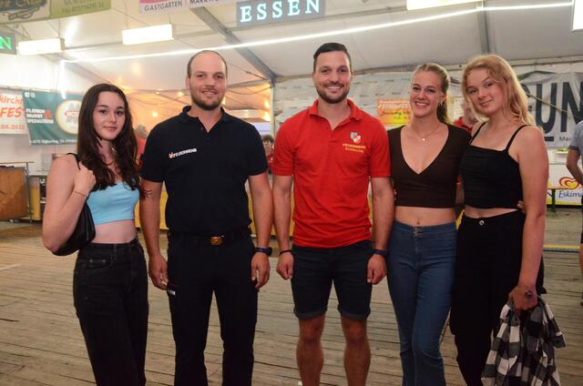 Kommandant Georg Wieshofer (2. v. l.) mit seinem Bruder Josef und weiteren Gästen. | Foto: BRS/Pointinger